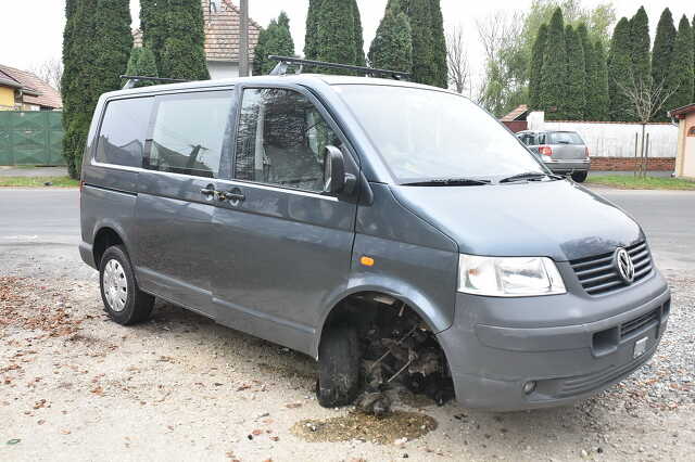 Kitörött a kereke a betonáteresznek ütköző Volkswagen kisbusznak Sótonyban