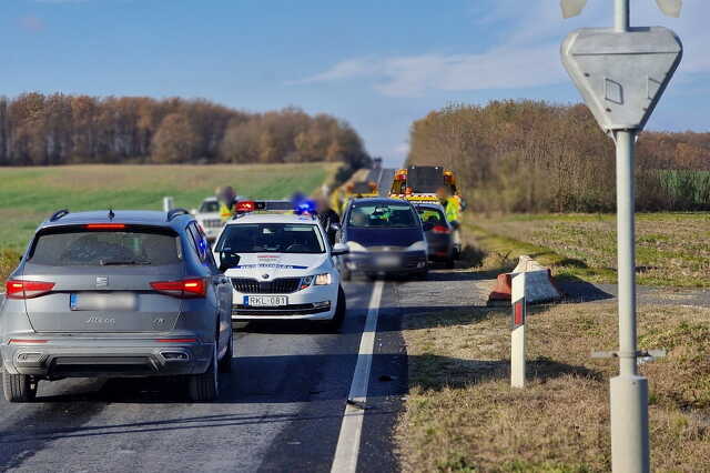 Két balesetben öt autó rongálódott meg a 88-as főúton, a vasúti átkelőnél