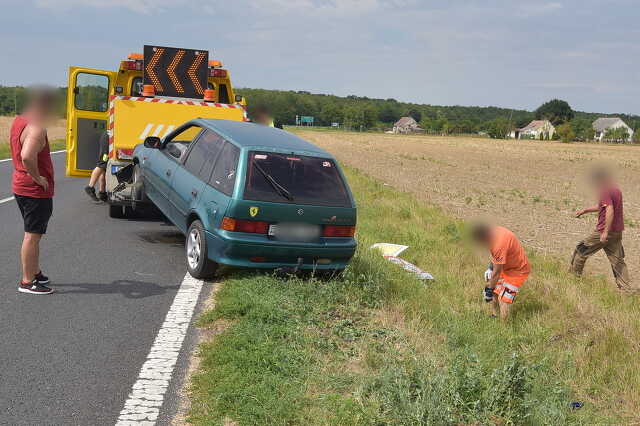 Teherautó hajtott Suzuki elé a 8-as főúton - az árkot választotta a személyautó vezetője