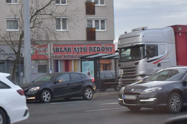 Szombathely belvárosában horvát rendszámú Scania kamion koccant Volvóval