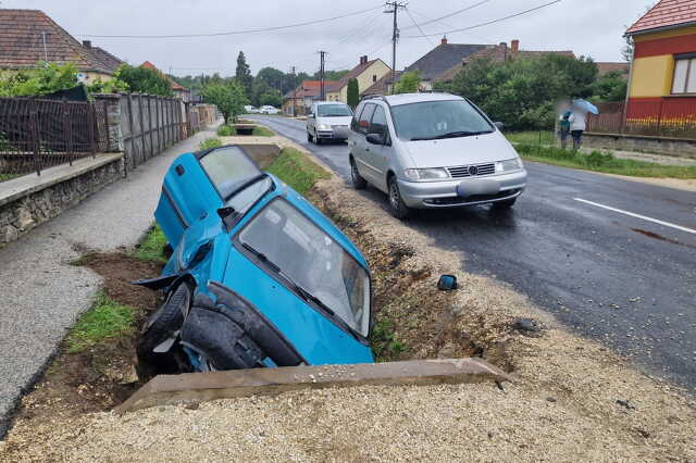 Parkoló Fiatot lökött árokba, majd megpördülve árokba csapódott egy Opel Kenézben