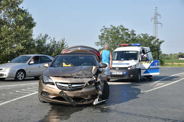 Fát szállító Nissan teherautó oldalába hajtott Opel a 87-esen