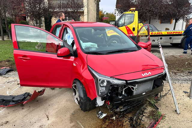 Elaludt a sofőr, árokfalnak ütközött egy KIA Vépen