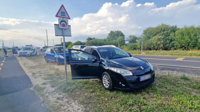 Vasúti átjárónál megálló Renaultnak ütközött egy Suzuki Balogunyom közelében