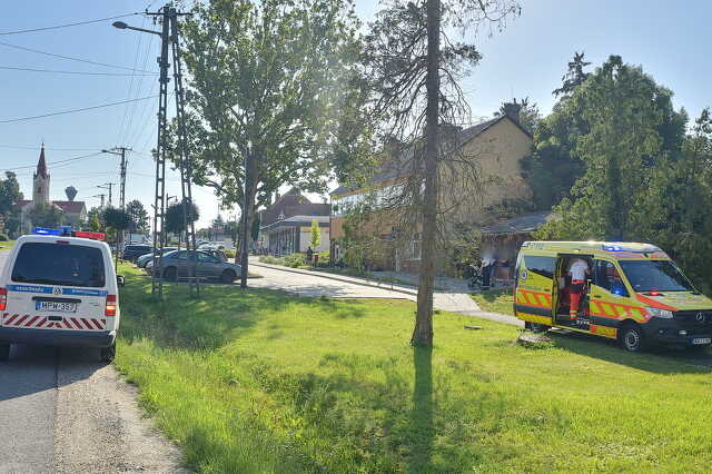 Rosszullét miatt esett el egy idős, kerékpárt toló gyalogos Vépen