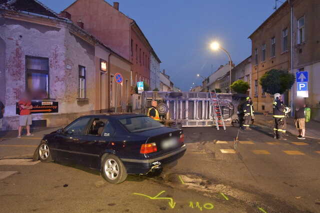 Kenyérszállító teherautót borított fel egy BMW Szombathelyen