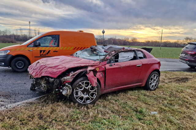 A bokrok felett repülve csapódott fának egy Alfa Romeo a 8-as főút mellett, Jánosházánál