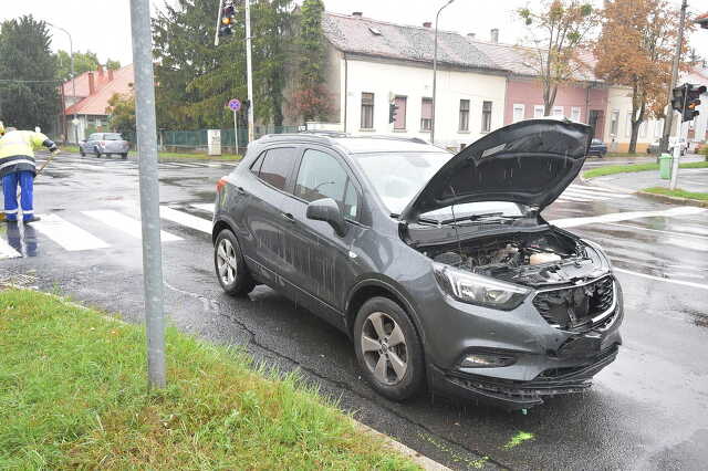 Opel elé hajtott egy Citroen Szombathelyen, sárgán villogó jelzőlámpánál