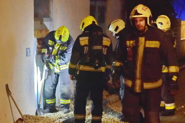 Kavicsot lapátoló tűzoltó - évekkel ezelőtt töltötték fel a területet, azóta nem nyitották ki ezt az ajtót