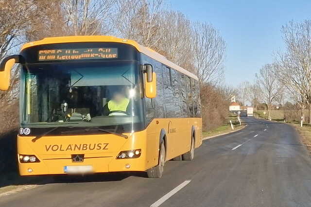 Kamion és busz tükre ért össze a 834-es főúton, Nagysimonyi közelében