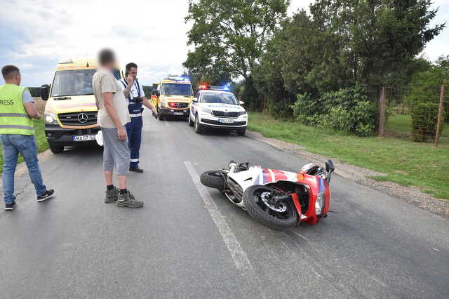Újraélesztették a motorjáról leeső férfit Acsád közelében - motoron állt meg a szíve a férfinak
