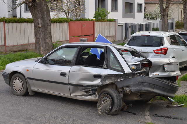 Ittas sofőr Seatja lökött házfalnak egy parkoló Opelt Szombathelyen