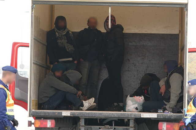 A teherautó rakterében hazánkban illegálisan tartózkodó menekültek utaztak