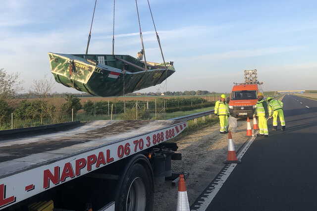 Csónakszállító trélernek ütközött egyx elalvó lengyel sofőr Fiat kisteherautója Beled közelében, az M86-os autóúton
