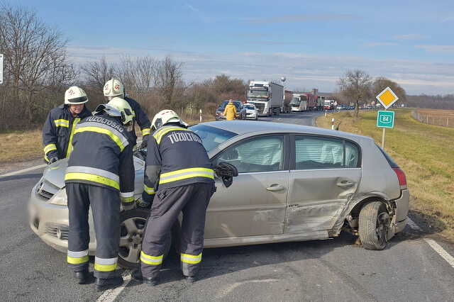 Az Opel vezetője az elsőbbségadás kötelező tábla ellenére hajtott rá a 84-es főútra