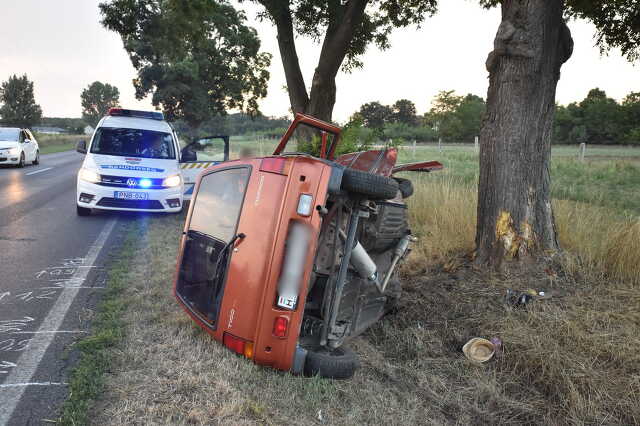 Fának csapódott egy Daewoo a 84-esen Káld közelében - súlyosan megsérült a sofőr