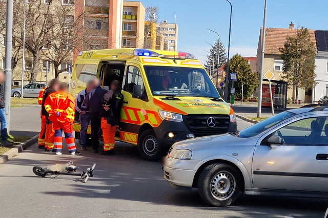 Kanyarodó Opel lökött fel egy mellette elMegforduló Opel lökött fel egy mellette elhaladó elektromos rollert Szombathelyenhaladó