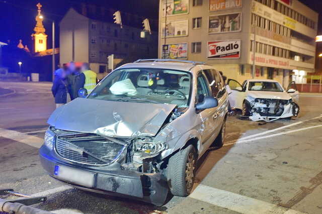 A szemből érkező Chrysler elé kanyarodott egy Peugeot vezetője Szombathelyen