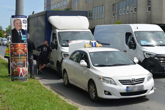 Lefulladó tanulóautónak ütközött egy Renault kisteherautó Szombathelyen