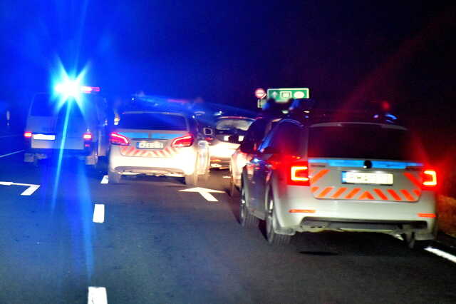 Rendőrautók vették körbe az olasz rendszámú Lanciát a 89-es főúton