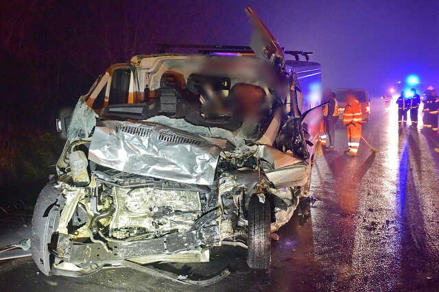 Mindkét sofőr meghalt - Renault furgon sodródott Fiat elé Gyöngyösfalu közelében