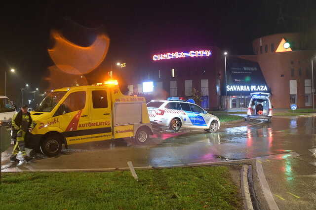 Skoda rendőrautó csúszott meg a Körmendi úti körforgalomban, Szombathelyen