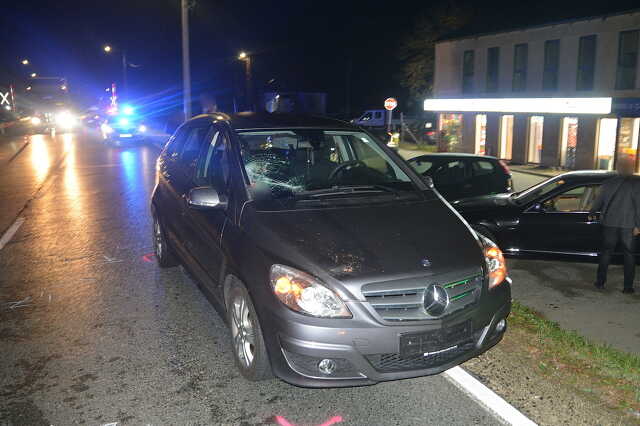 Életveszélyesen megsérült a 87-esen átkelő gyalogos – Mercedes ütötte el Gyöngyösfalu közelében
