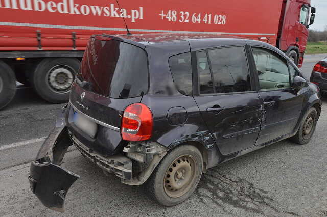 Szabálytalan elinduláskor hajtott Renault oldalába egy DAF kamion a 86-oson
