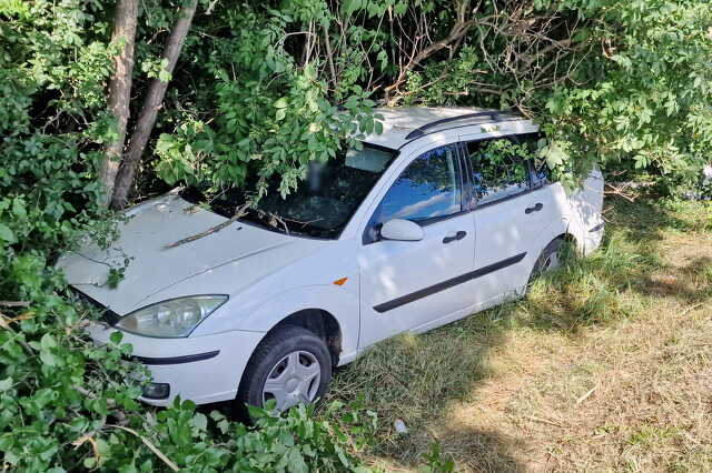 Kanyarban, záróvonal ellenére kamiont előzö Audi miatt csapódott a fák közé egy Ford a 87-es főúton