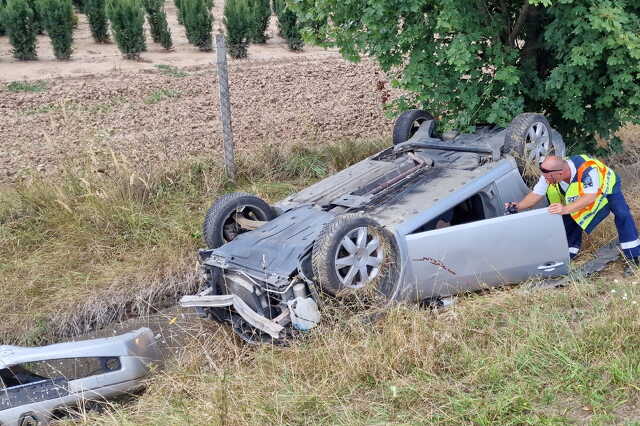 Renault kabrió borult fel a töltés alján a 89-es főúton, Szombathely határában