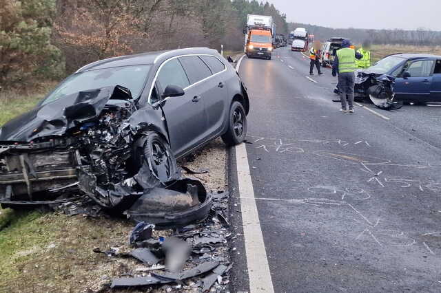 Szabálytalanul előző Suzuki ütközött félfrontálisan Opellel, majd összetört két új Porschét a 86-oson