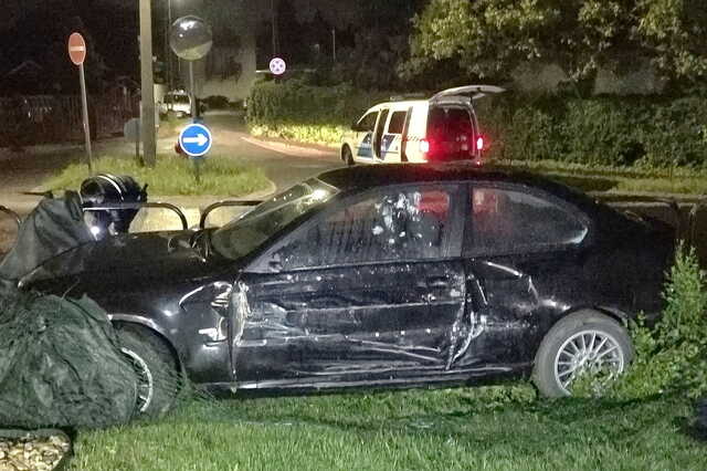 Ne hívjanak rendőrt! - kérte az ittas sofőr, miután a BMW-je letarolt egy kerítést Szombathelyen