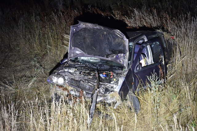 Felborult a töltés alján egy Renault a 8-as főúton, Rábahídvégnél