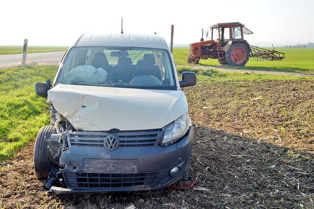 Balra kanyarodó traktornak ütközött egy előzésben lévő VW furgon Csepreg közelében