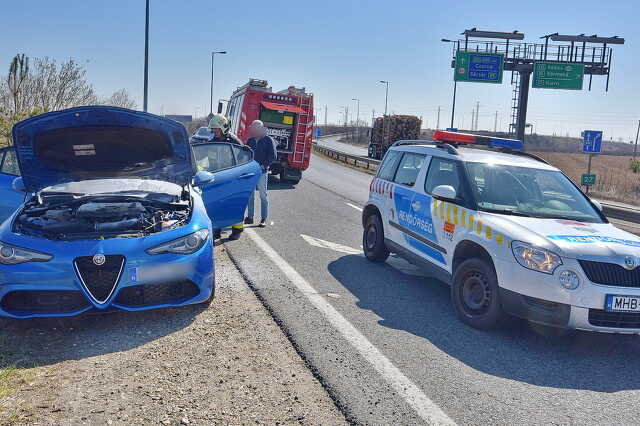 Alfa Romeo motorterében keletkezett tűz Szombathely határában