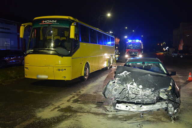 Parkoló BOVA busznak ütközött egy BMW Szombathelyen, a Pálya úton