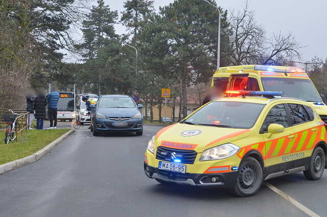 Idős asszony kerékpározott Opel elé Szombathelyen - súlyosan megsérült