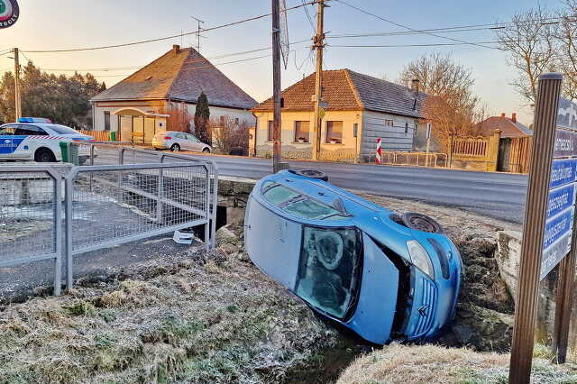 Jeges szélvédővel, vakon vezetve, emlékezetből próbált kanyarodni Citroenjével egy sofőr a 87-es főúton