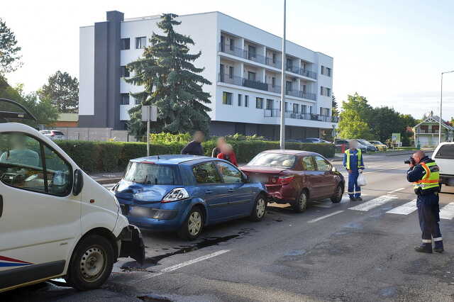 A Honda és a Renault megállt a gyalogátkelőhely előtt, az Opel nem