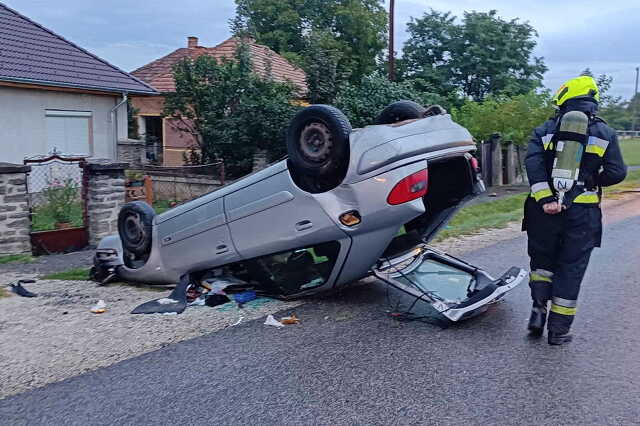 Kerítést döntött, gázcsonkot tört, majd felborult egy Citroen Simaságon Fotó: Kovács András / Csepregi Önkormányzati Tűzoltóság