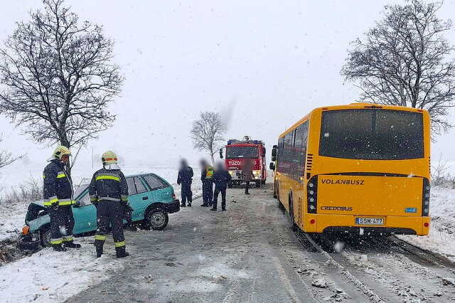 Credo busz elé csúszott Suzuki Celldömölk közelében, havas úton Fotó: Celldömölk ÖTP