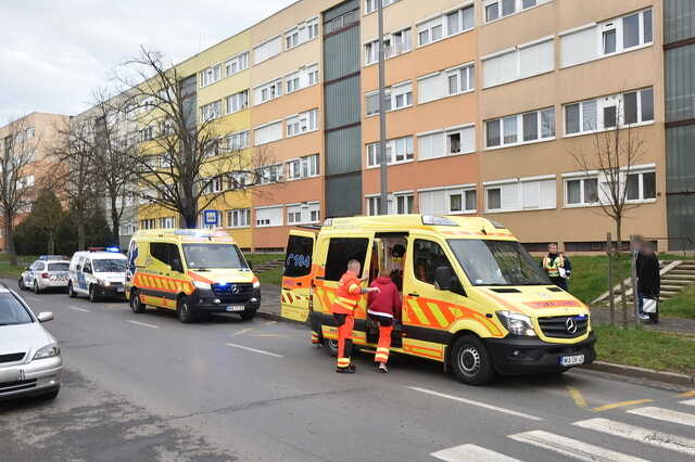 Az asszony a férje előtt haladt a kijelölt gyalogátkelőhelyen, amikor a Fiat elütötte