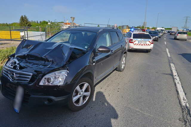 Scania nyergesvontató félpótkocsijának ütközött egy Nissan a 87-es főúton