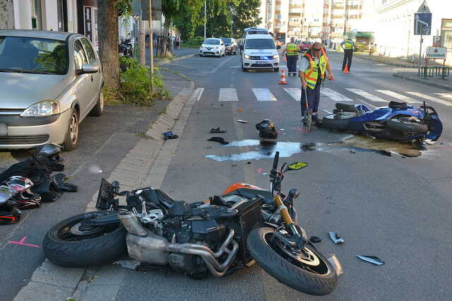Két motor ütközött Szombathelyen, gyalogátkelőhelynél - hárman megsérültek