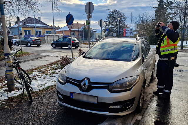 A Renault vezetője már nem tudta elkerülni a balesetet, elütötte az elé vágó biciklist