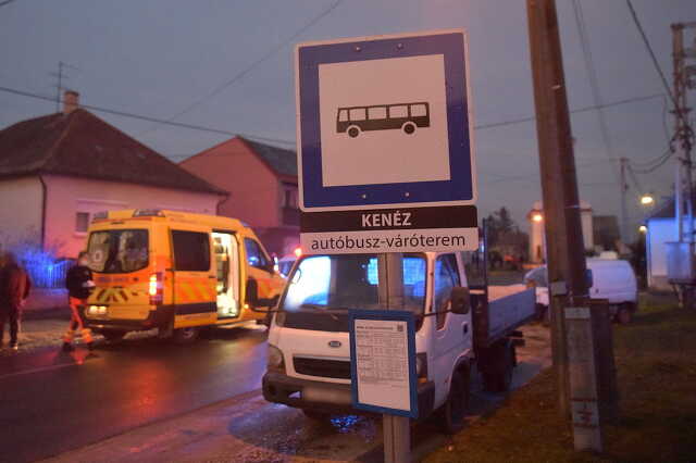 Ittas sofőr borult fel kölcsönkapott Peugeot-val egy kenézi buszmegállóban
