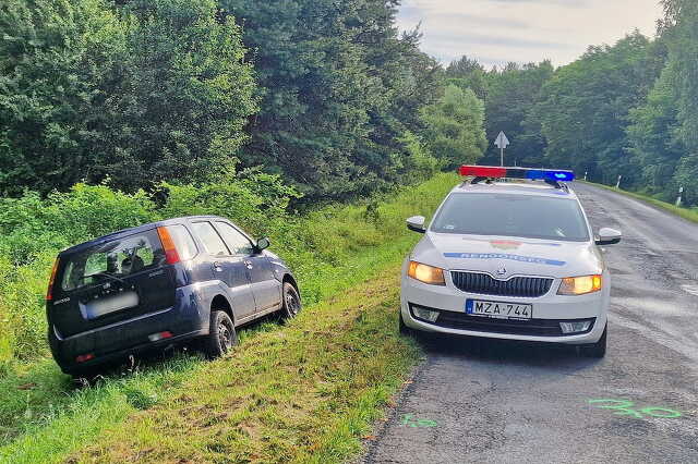 Előzés után csapódott árokba egy Suzuki Ivánc közelében