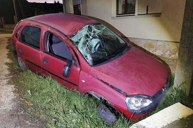 Kocsibejárónak hajtott és megpördült egy Opel Szombathelyen