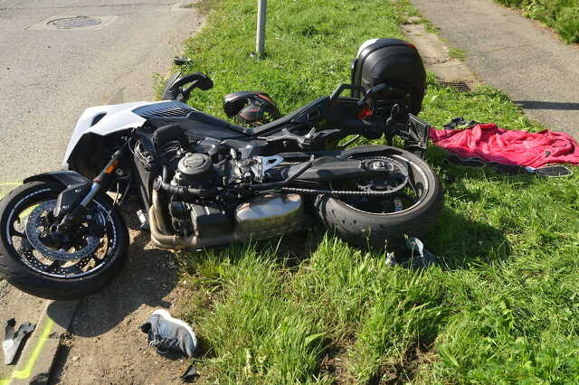 Súlyosan megsérült egy motoros nő Szombathelyen – Volkswagen kanyarodott a Triumph elé