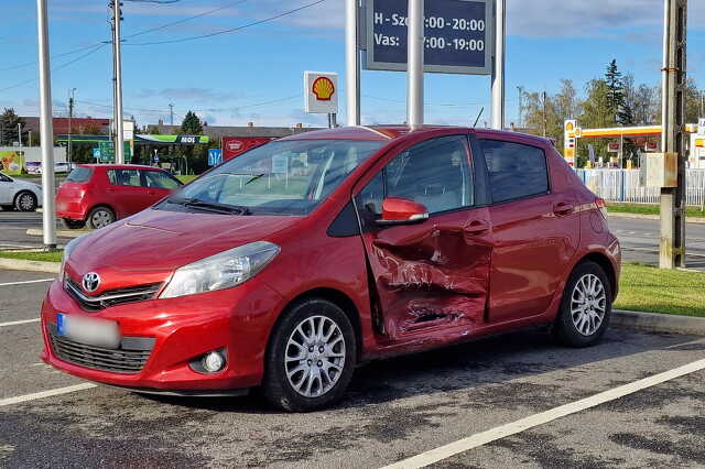 Áruházi parkolóból hajtott Seat elé egy Toyota Sárváron - megsérült az okozó